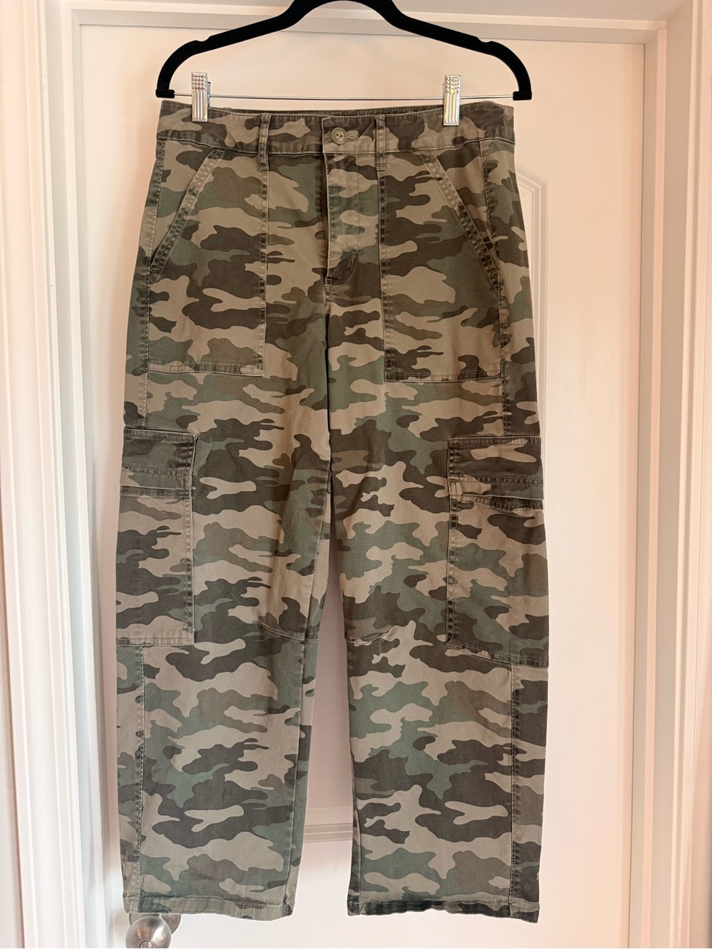 Universal threads Women’s mid rise barrel Camo Cargo Pants